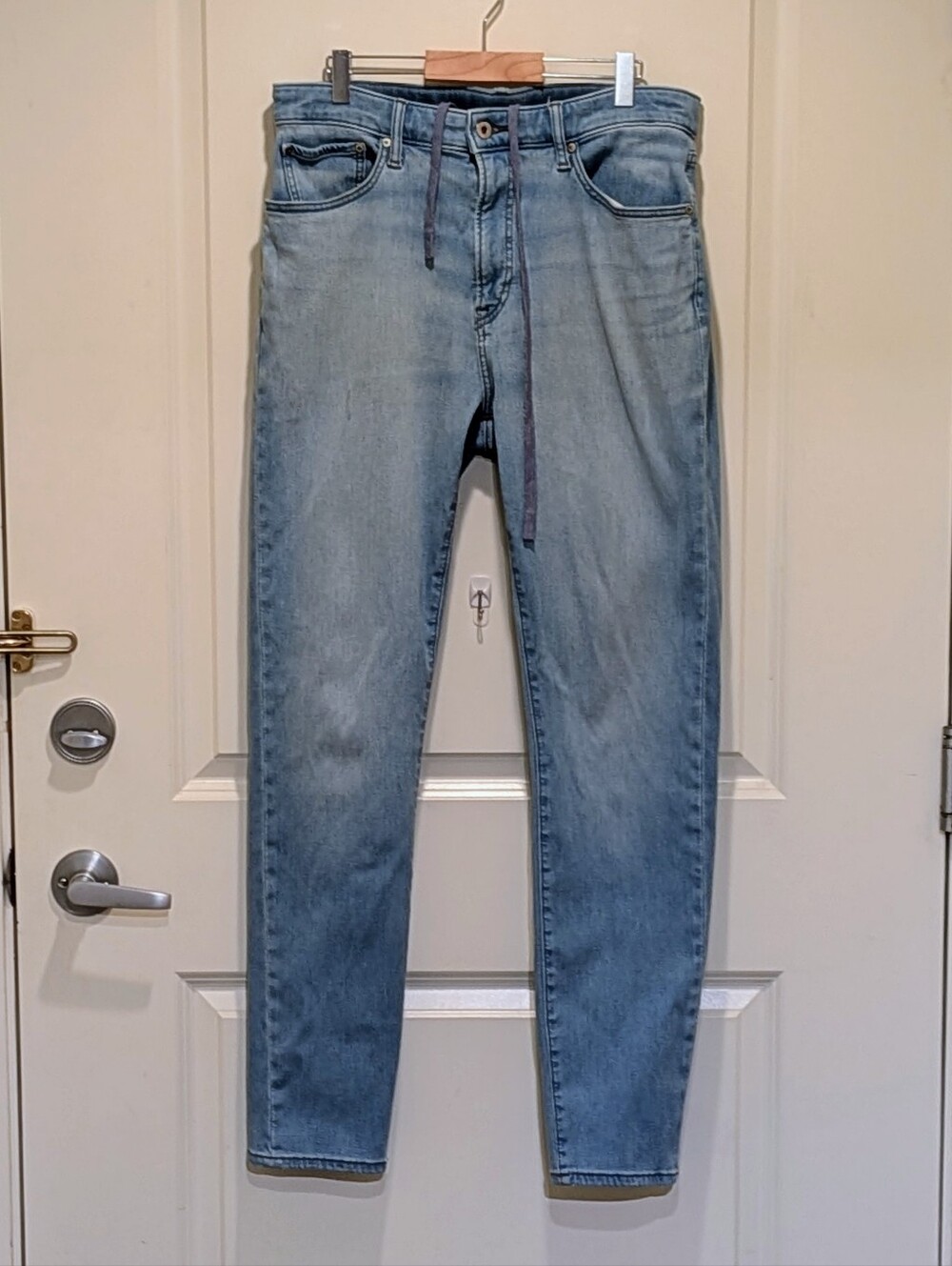 GUC Uniqlo M Light Wash Slim Tapered Mid Rise Drawstring Waist Ezy Jeans